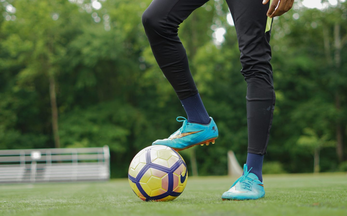 Un joueur, pied posé sur le ballon, à l’entraînement.